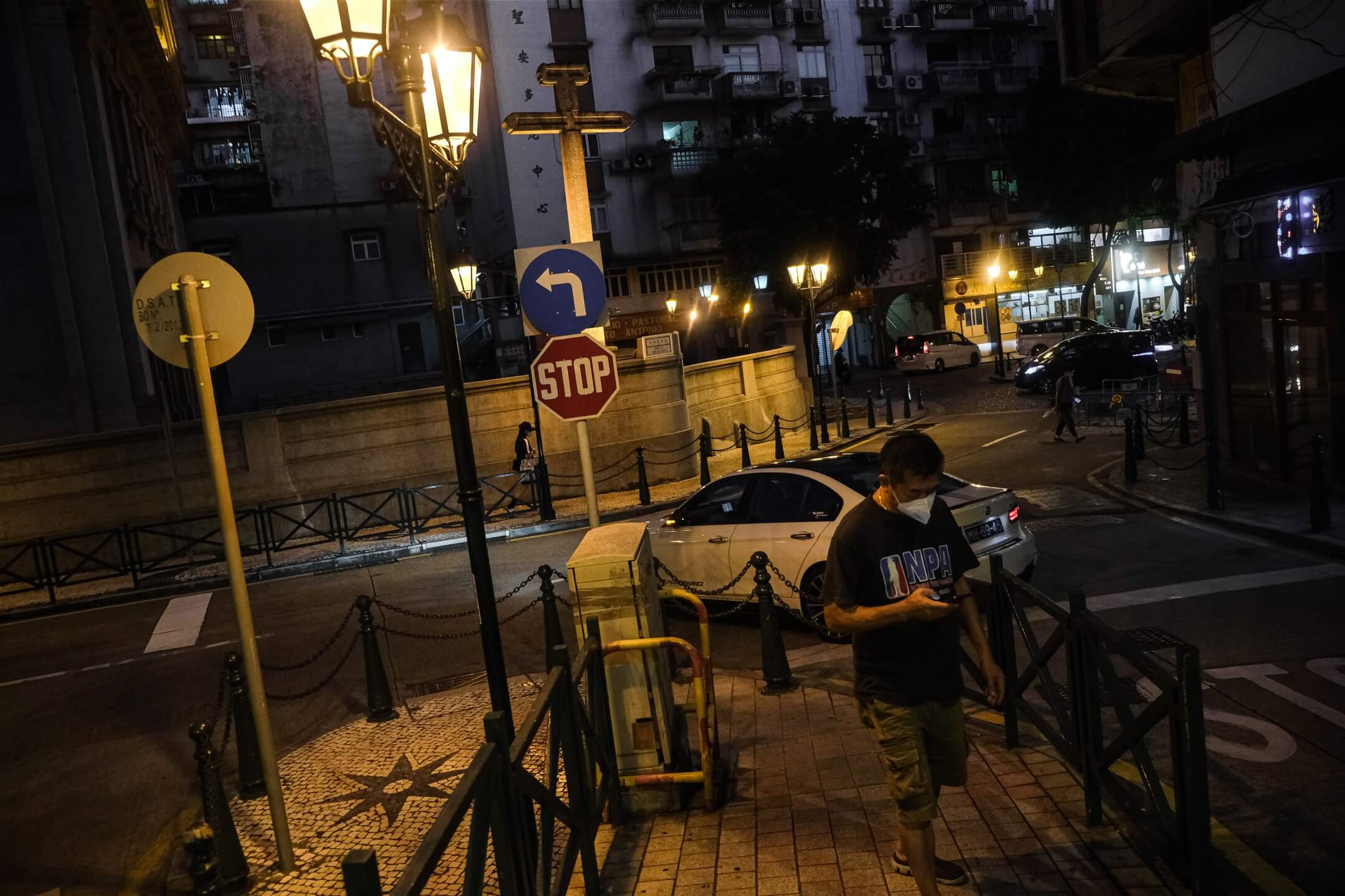 入夜后，一名市民经过白鸽巢前地。
