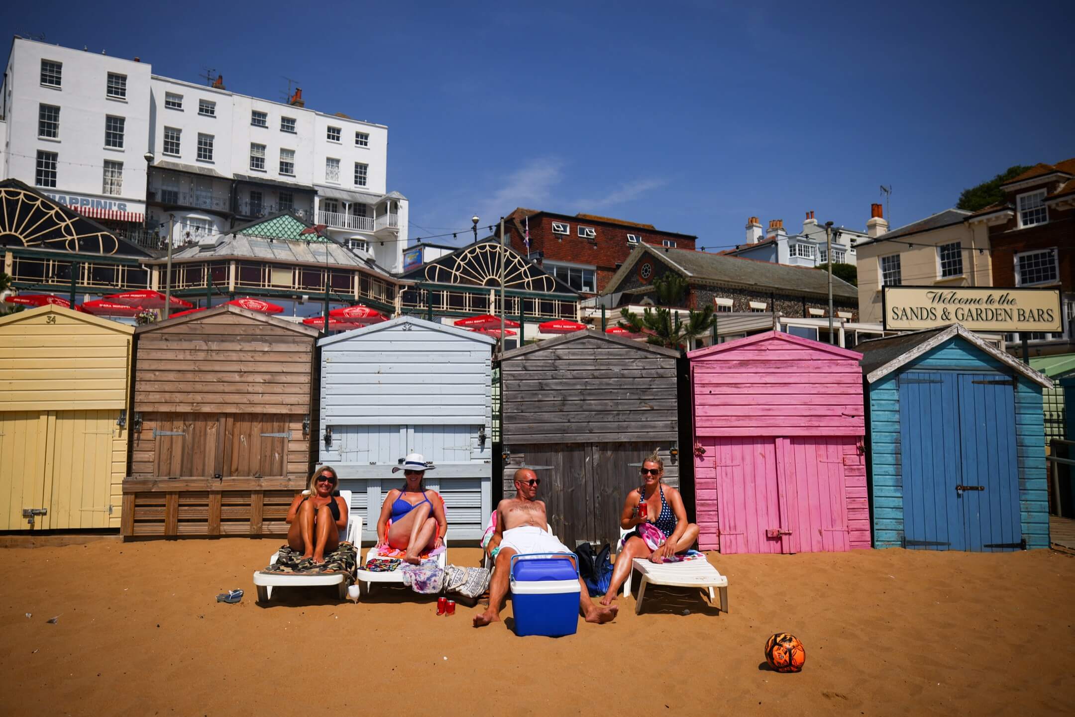 2022年7月17日,英國西南部城鎮布羅德斯泰爾(Broadstairs),人們到海灘曬太陽。