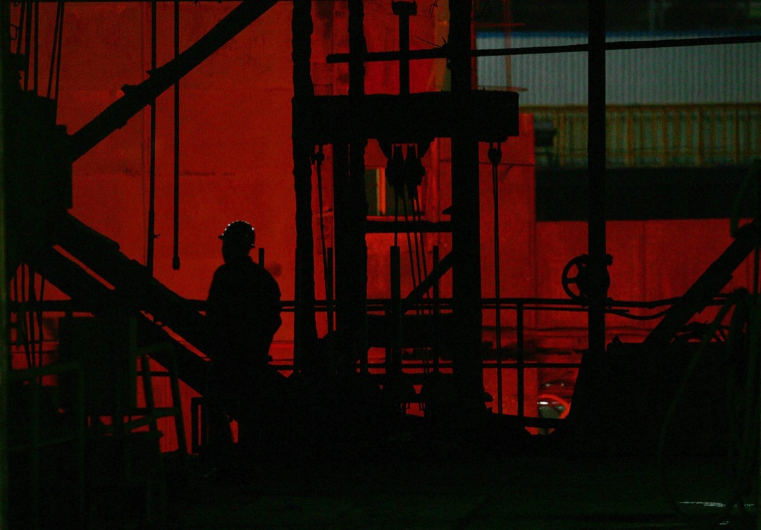 2007年2月,中国北京,一名员工在首都钢铁厂内工作。