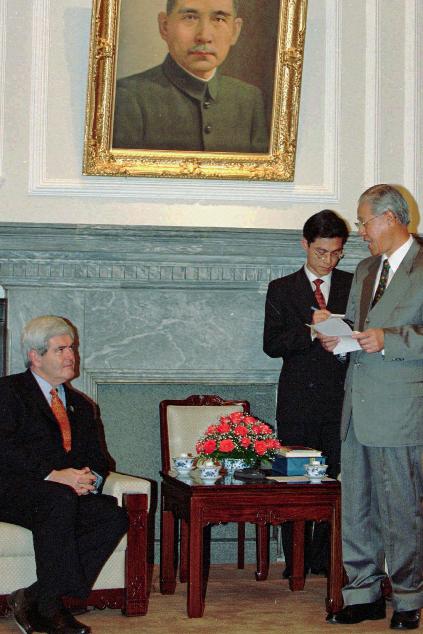 1997年4月2日,美国众议院议长金瑞契(左)听取台湾总统李登辉(右)的欢迎辞。