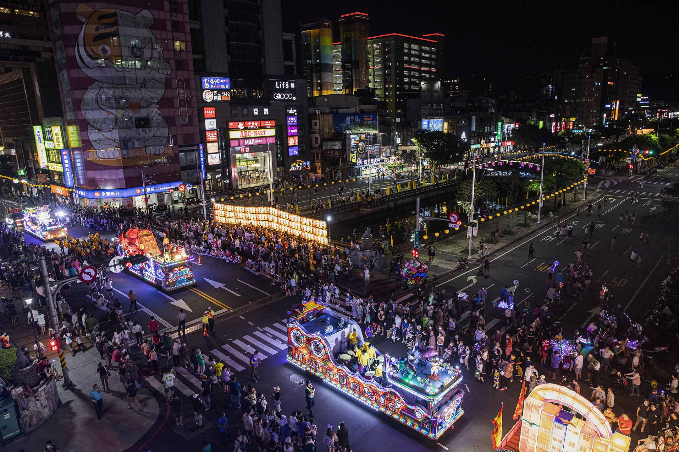 2022年8月11日,基隆放水燈遊行。