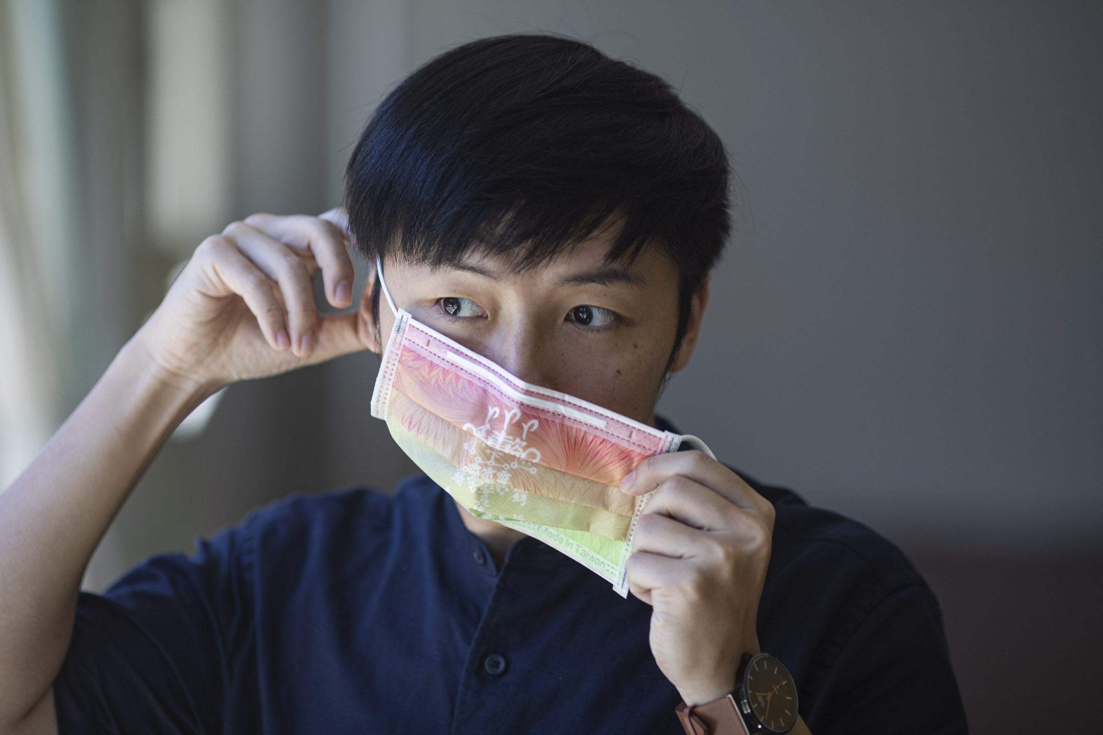 藝術家李奇鴻設計的口罩。