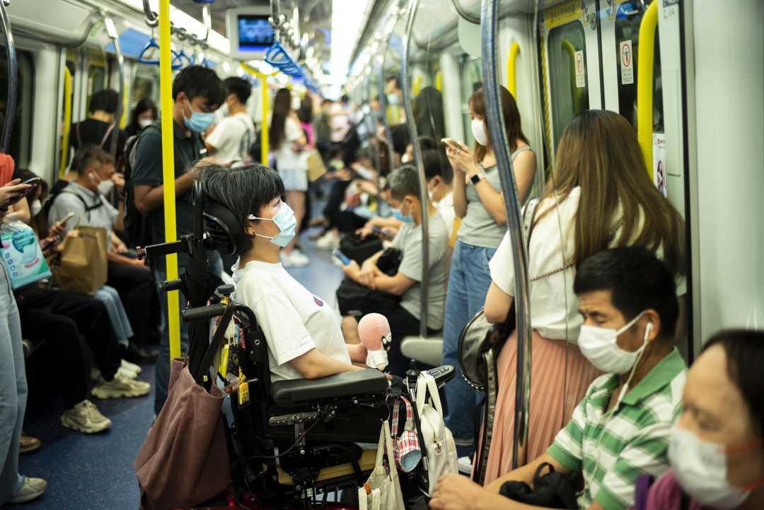 Fish放工时乘搭港铁屯马线由九龙湾到大围,再转乘巴士回到葵涌区的家。