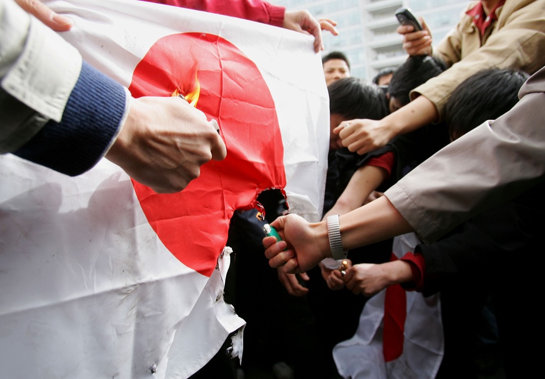 2005年4月,中国北京一次反日游行,有示威者焚烧日本国旗。