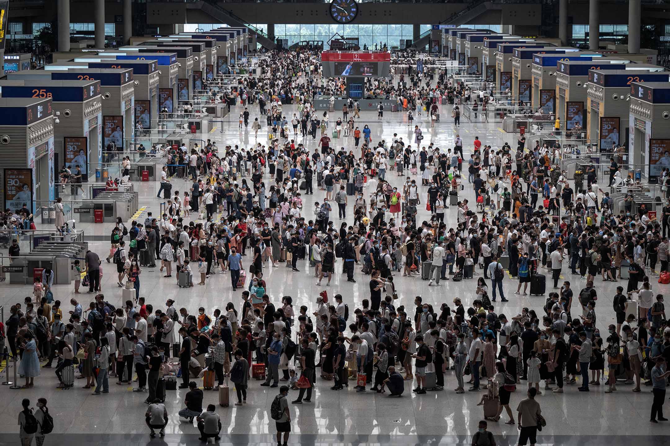 2022年7月10日,河南省郑州,郑州东站的乘客。