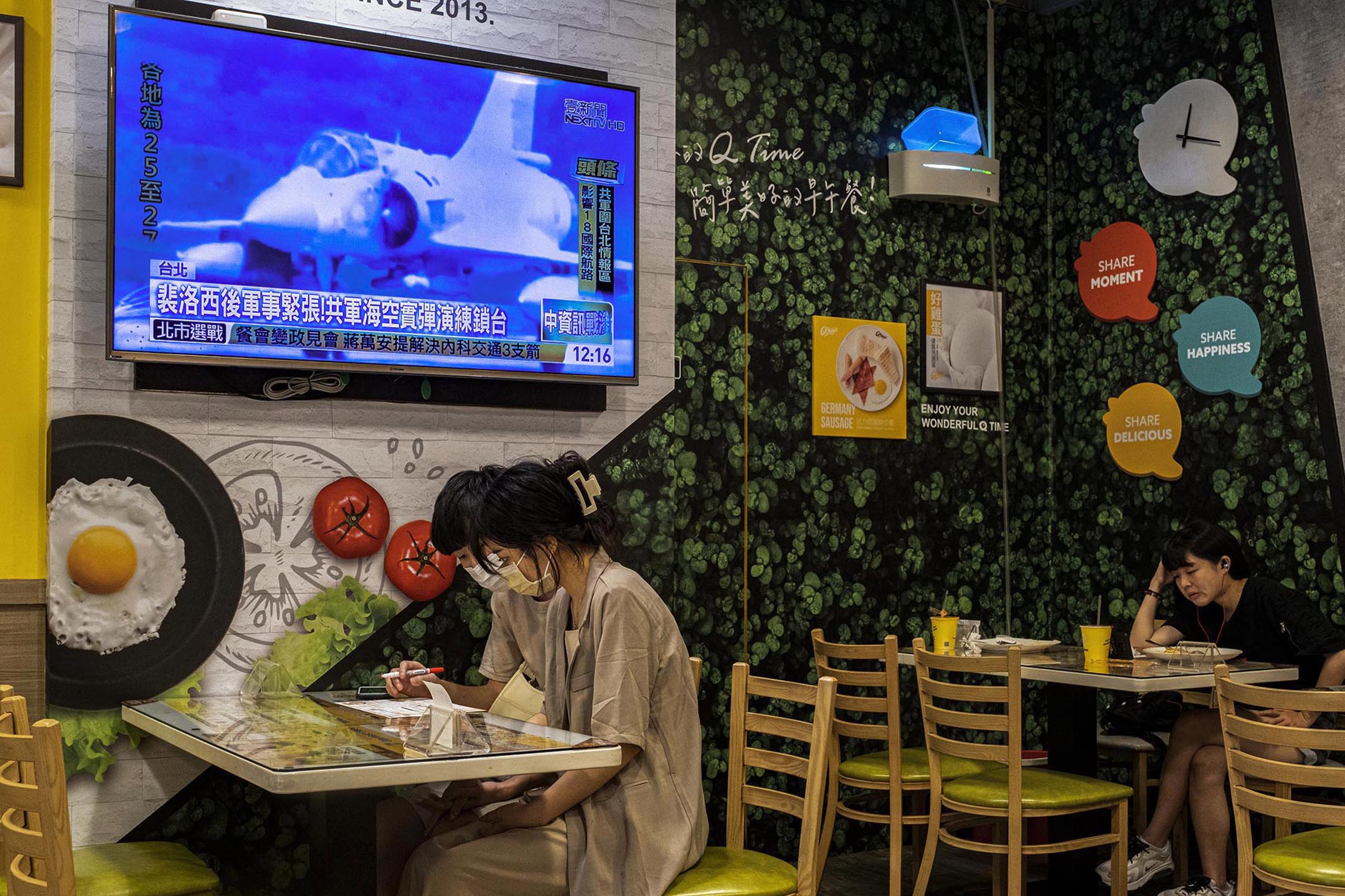 2022年8月4日,台北的一间早餐店,电视新闻播放关于中国在台湾周边进行军事演习的新闻。
