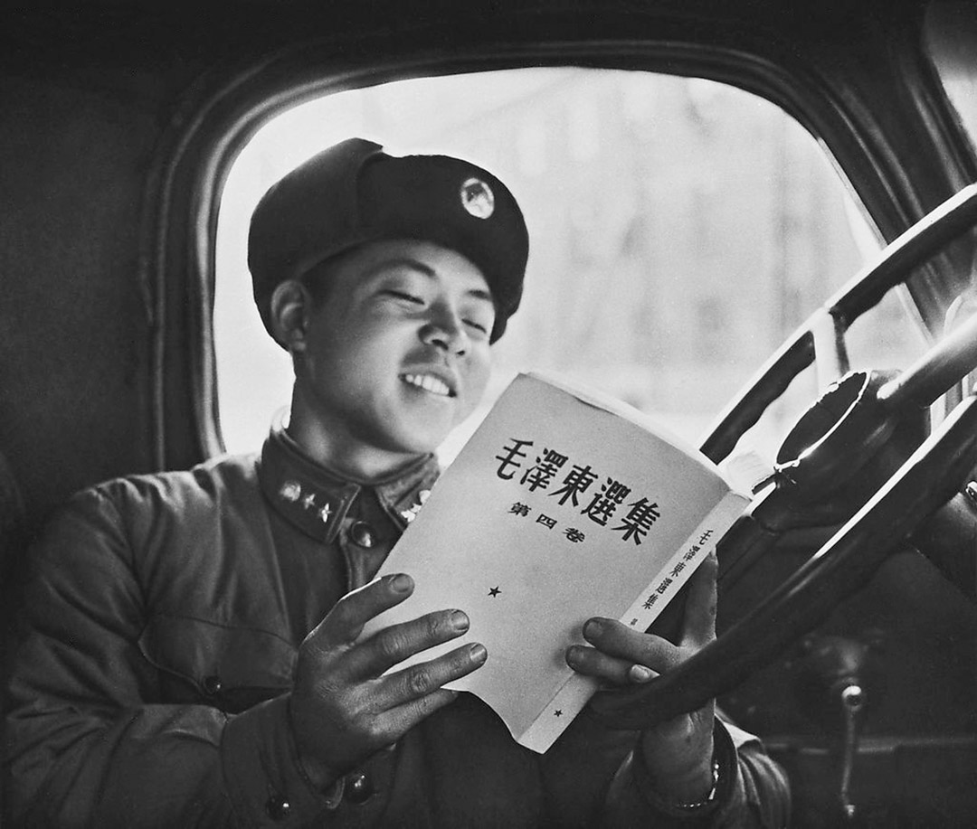 雷锋阅读毛泽东主席的著作。