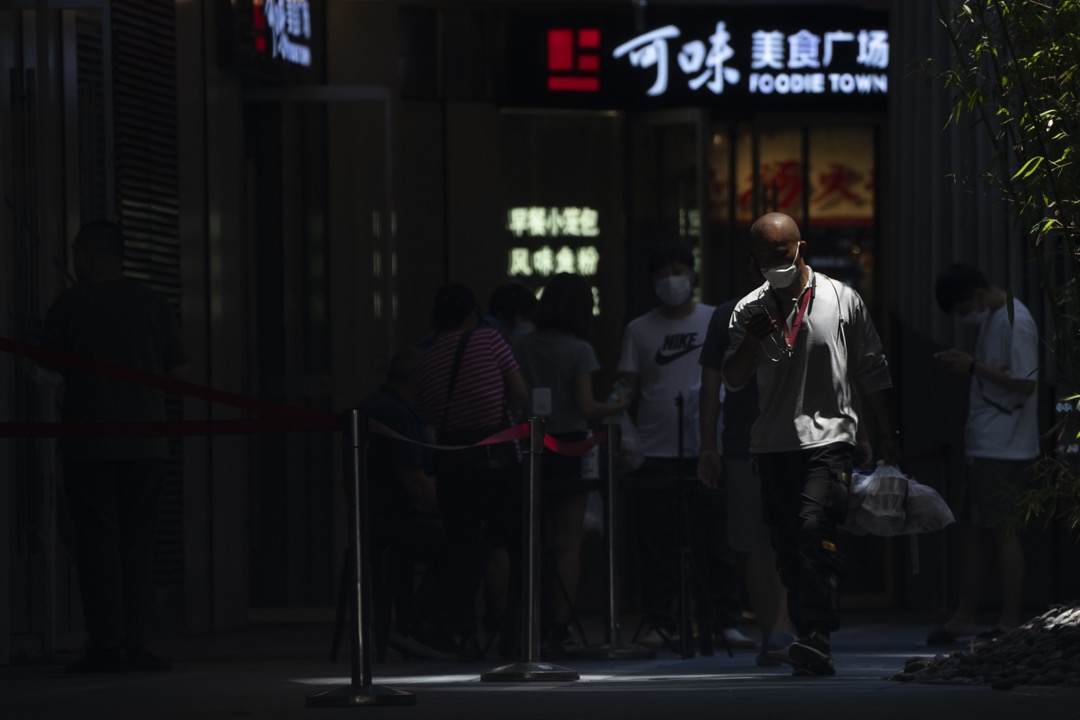 2022年6月23日,中国北京的一名外卖员。
