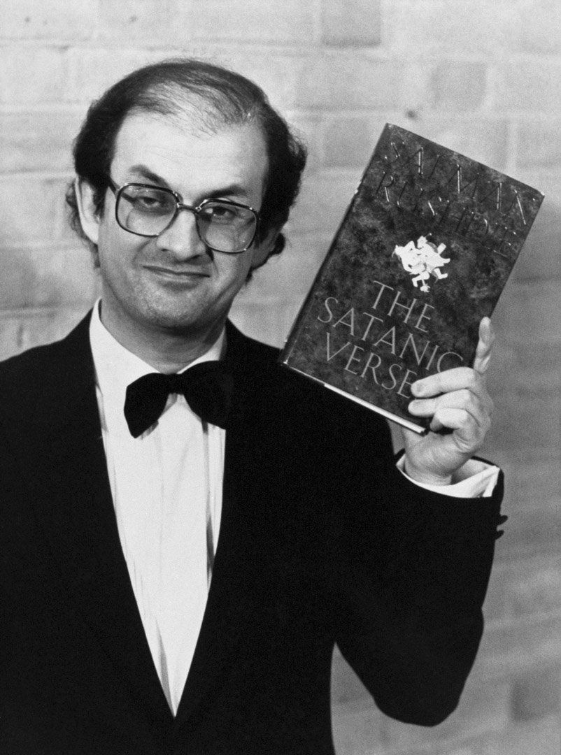 1989年2月14日，印度裔英国作家萨尔曼·鲁西迪（Salman Rushdie）手持他于1988年出版的小说《撒旦诗篇》（The Satanic Verses）。