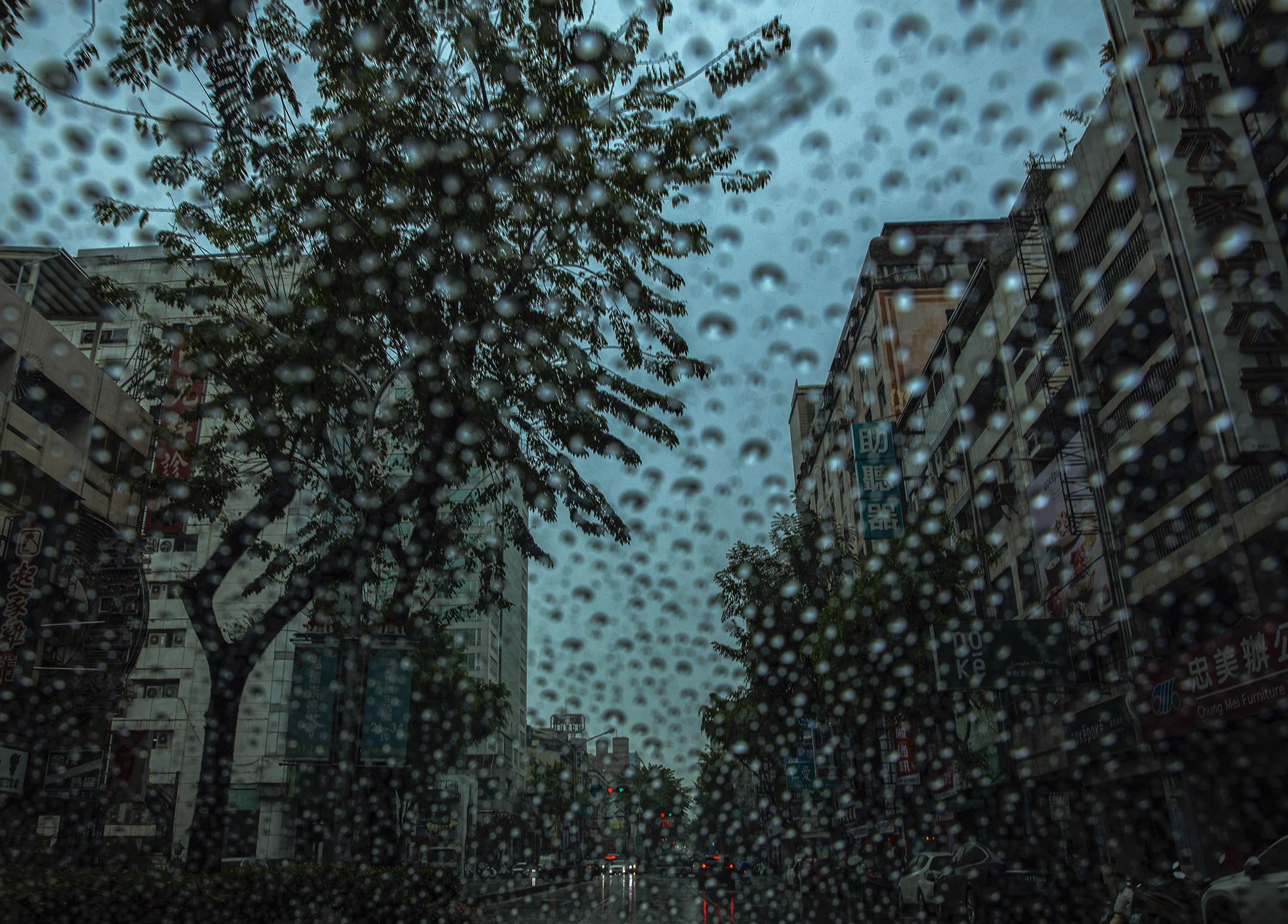 2022年，台中，雨打在車的玻璃。攝：陳焯煇/端傳媒