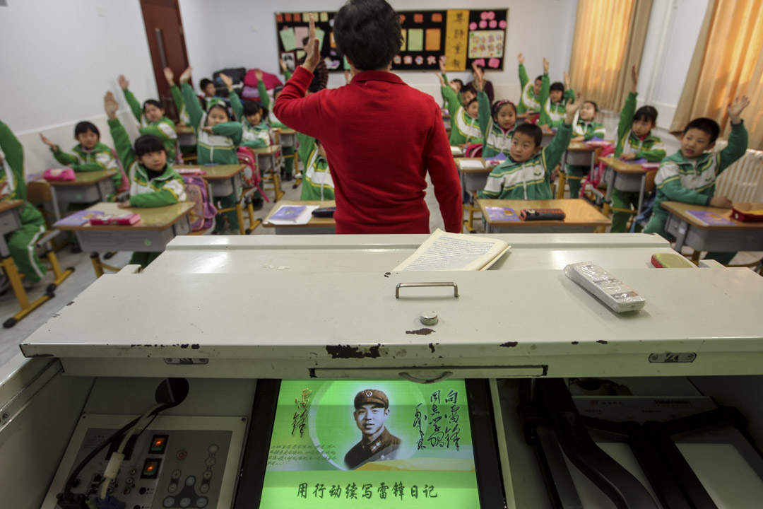 2012年12月21日,北京雷锋小学举行的雷锋主题班会上,指导员向学生讲述雷锋事迹。