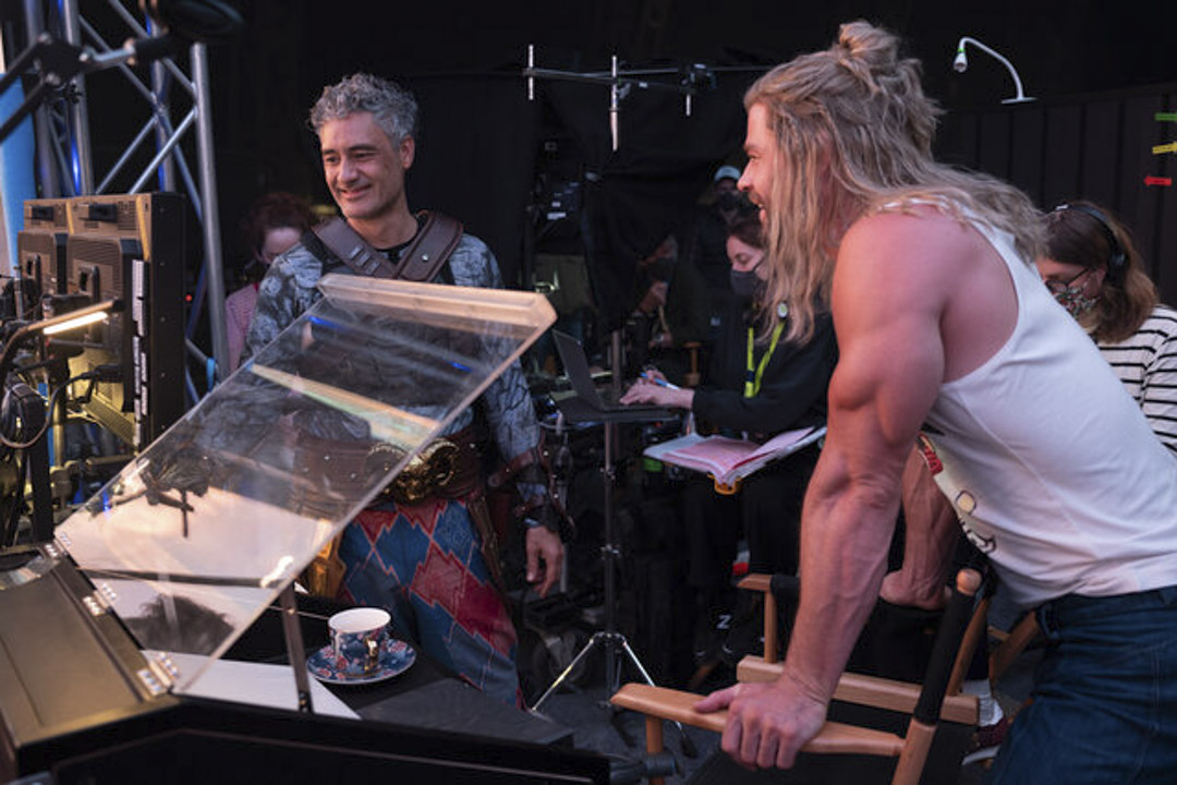 《雷神索尔:爱与雷霆》(Thor:Love and Thunder)导演 Taika Waititi 在拍摄现场。