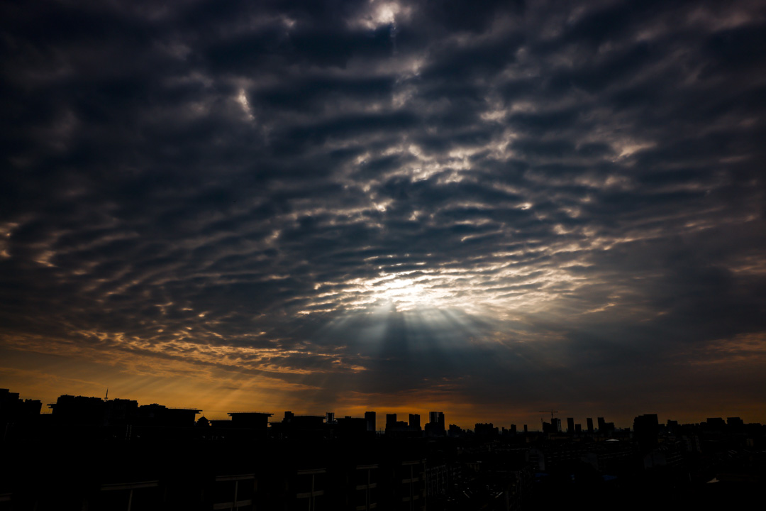 2022年6月30日,北京日出时的城市全景。