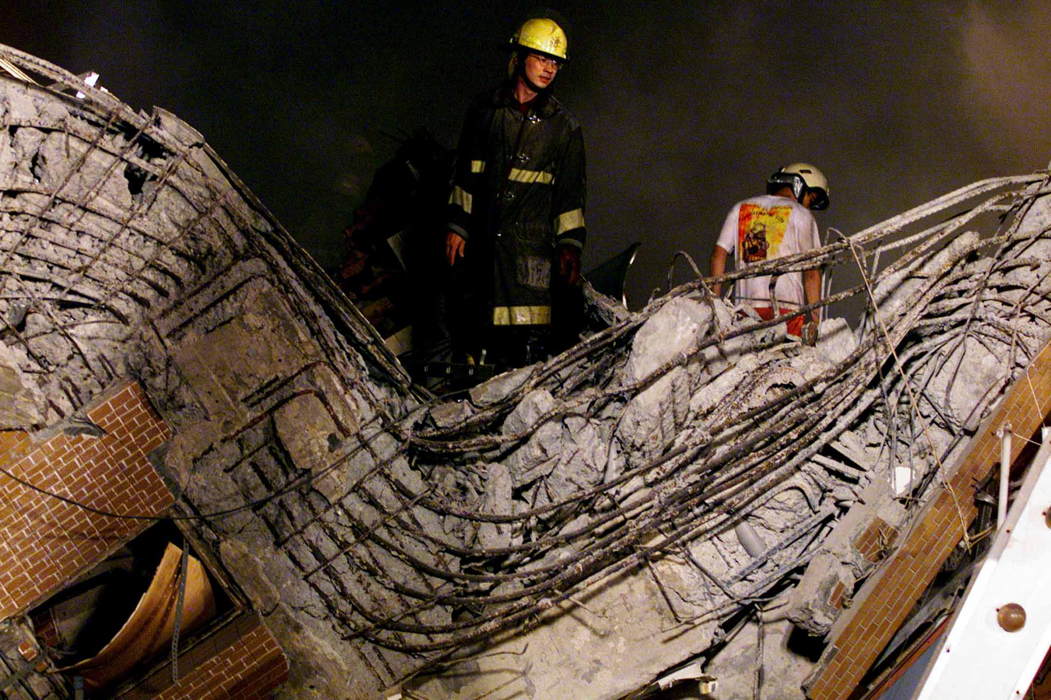 1999年9月21日,台北,地震使建築物倒塌。