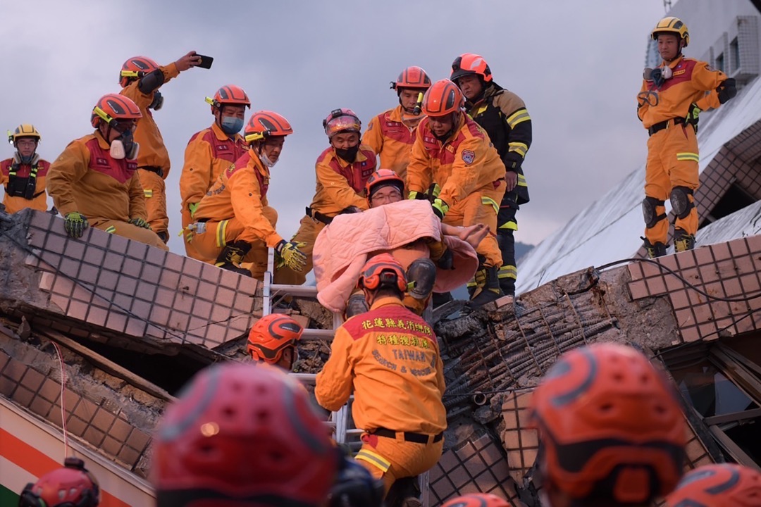 2022年9月18日,台灣東部花蓮縣玉里市發生地震,有建築物倒塌,救援人員在現場進行搜救。