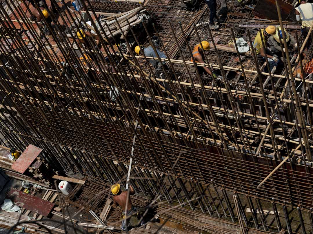 柴灣一個建築地盤,工人在炎熱的天氣下工作。