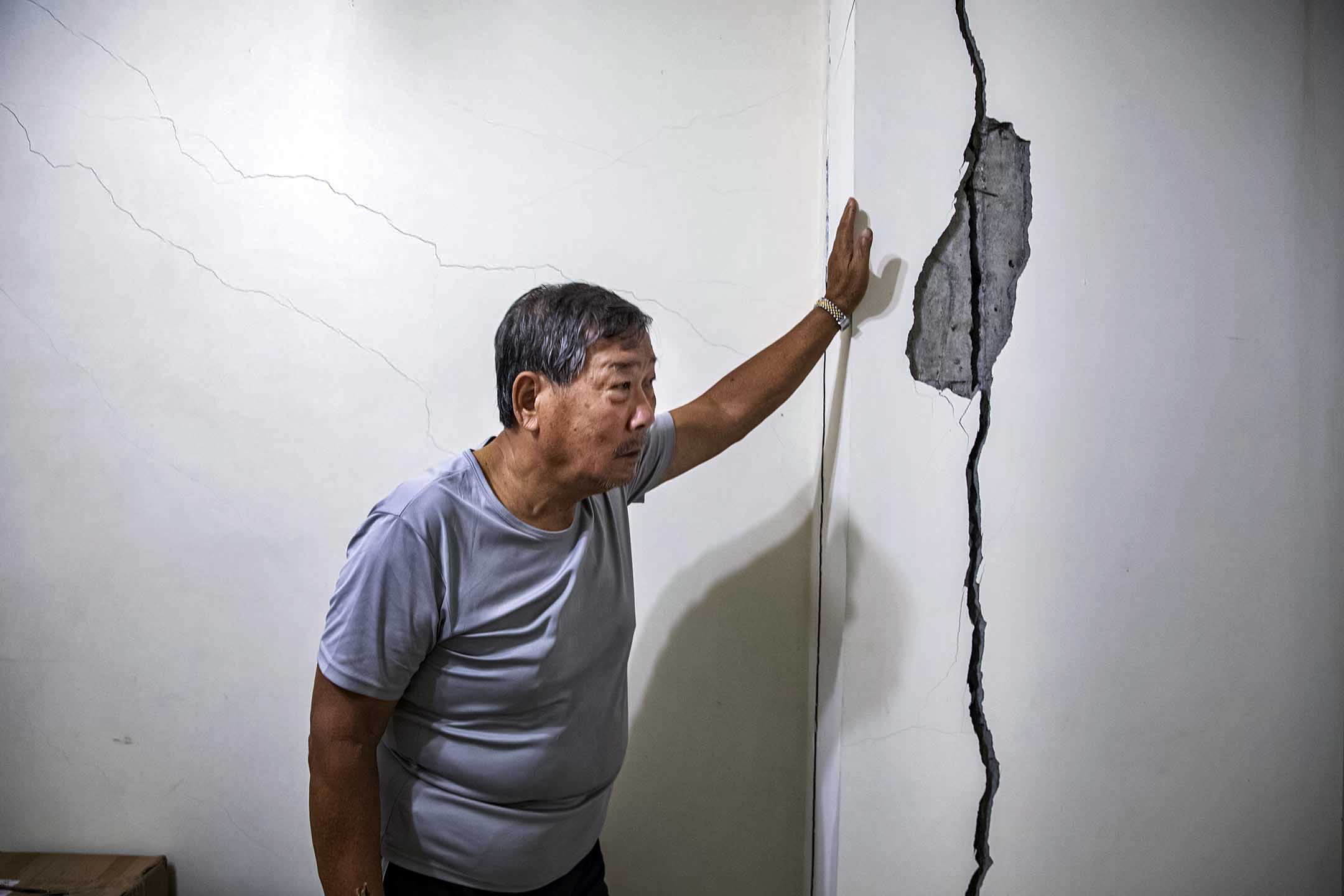 2022年9月19日,台灣玉里鎮,彭先生站在因地震而損毁的家。