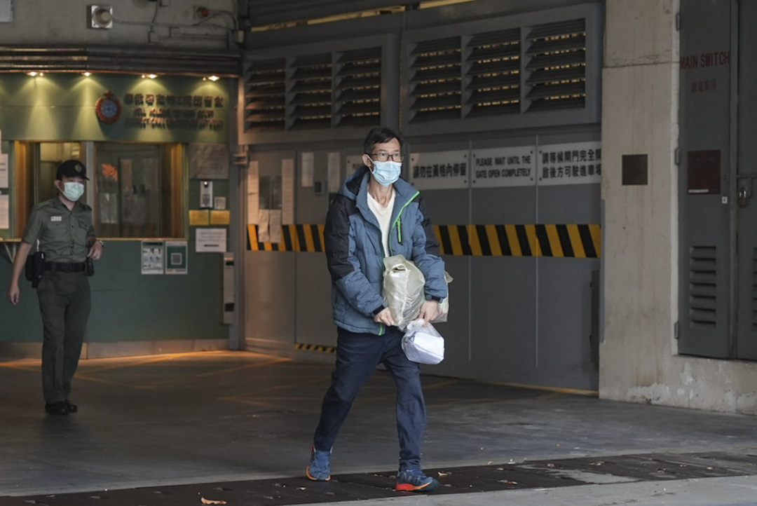 58 岁男士郭伟贤前年烧炭杀死患末期肺癌的太太,自首后表示是为了减轻她的痛楚而犯案。他早前承认一项误杀罪,高院法官黄崇厚形容案件是悲剧,认为要宽宏处理,判 12 个月感化令。