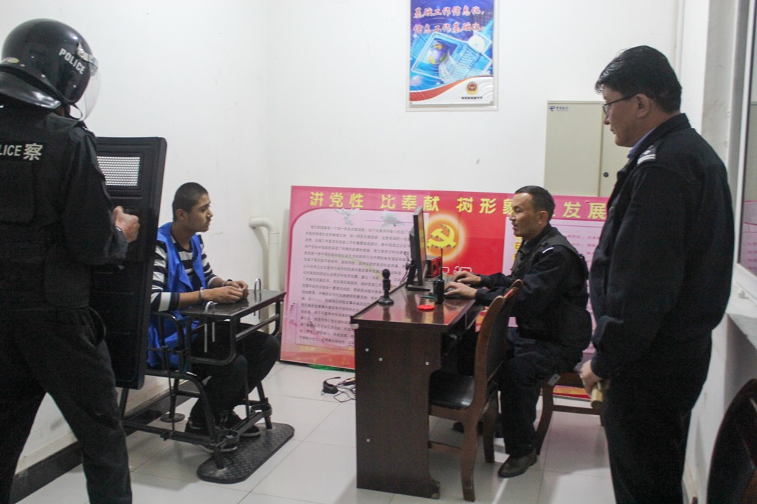 由Xinjiang Police Files取得的图片,显示2018年新疆特克斯县拘留中心内的情况,估计为拘留中心内演习的情况。