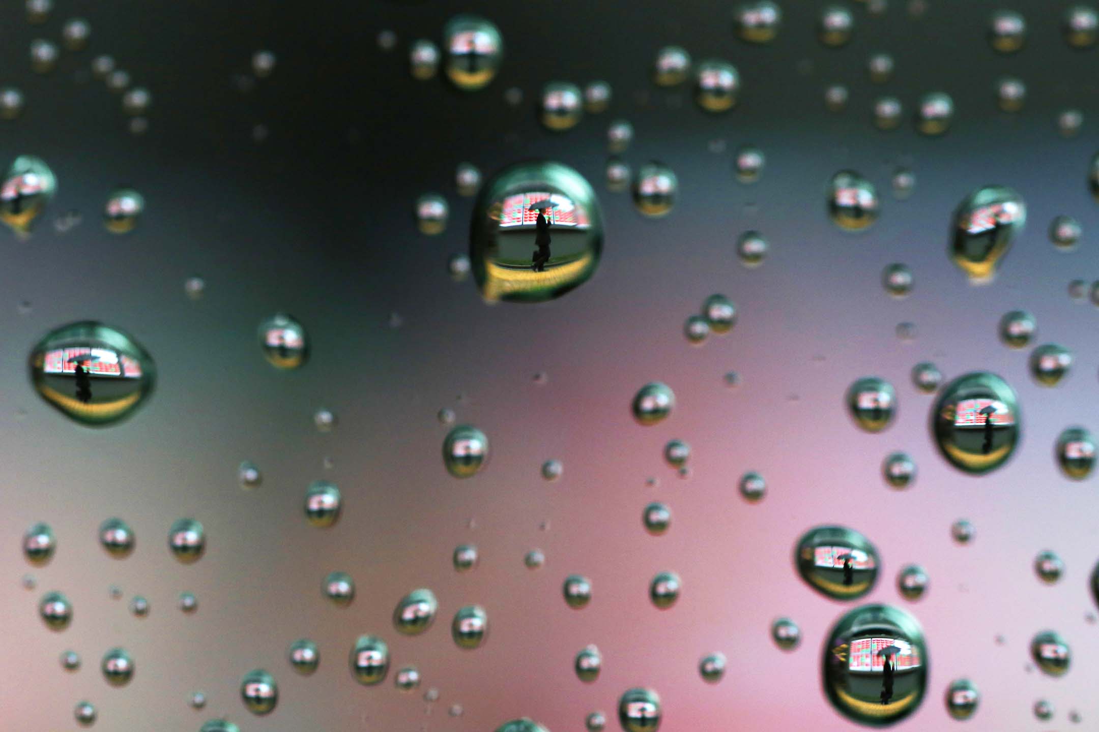 車窗上的雨滴和人的身影。