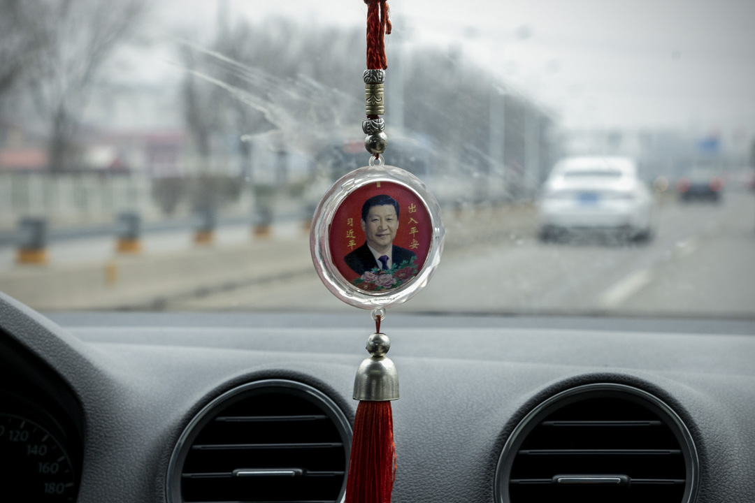 2022年3月24日，北京，中國國家主席習近平的肖像出現在一輛汽車內的幸運符上。攝：Andrea Verdelli/Getty Images