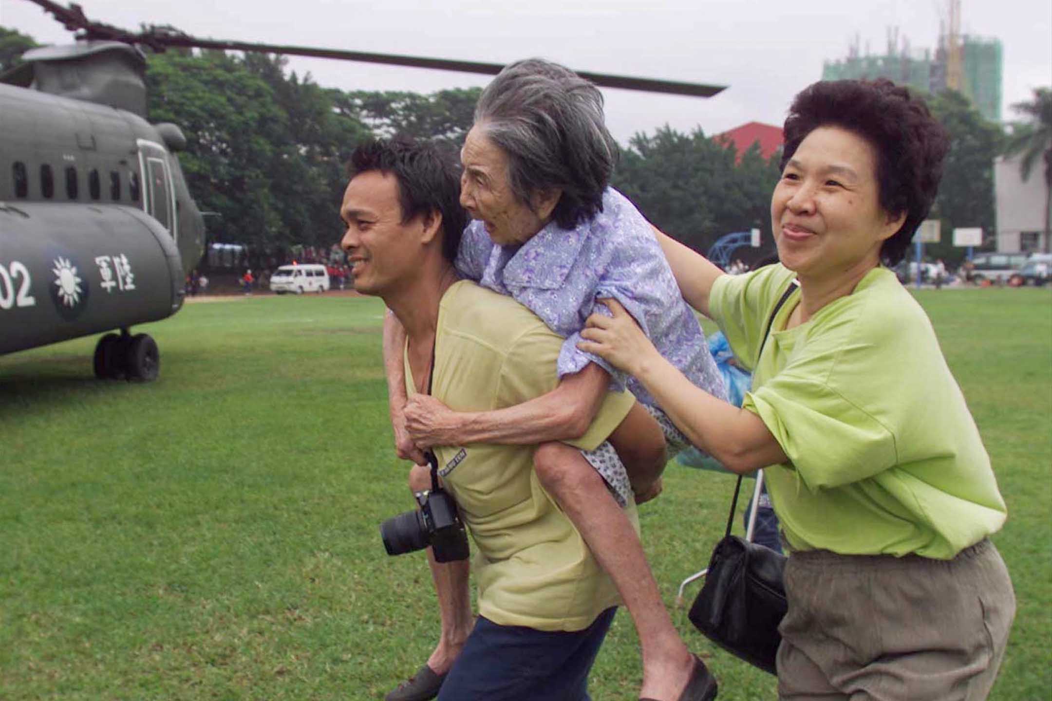 1999年9月22日,921地震後,台灣埔里的居民準備乘坐軍用直升機前往台中。