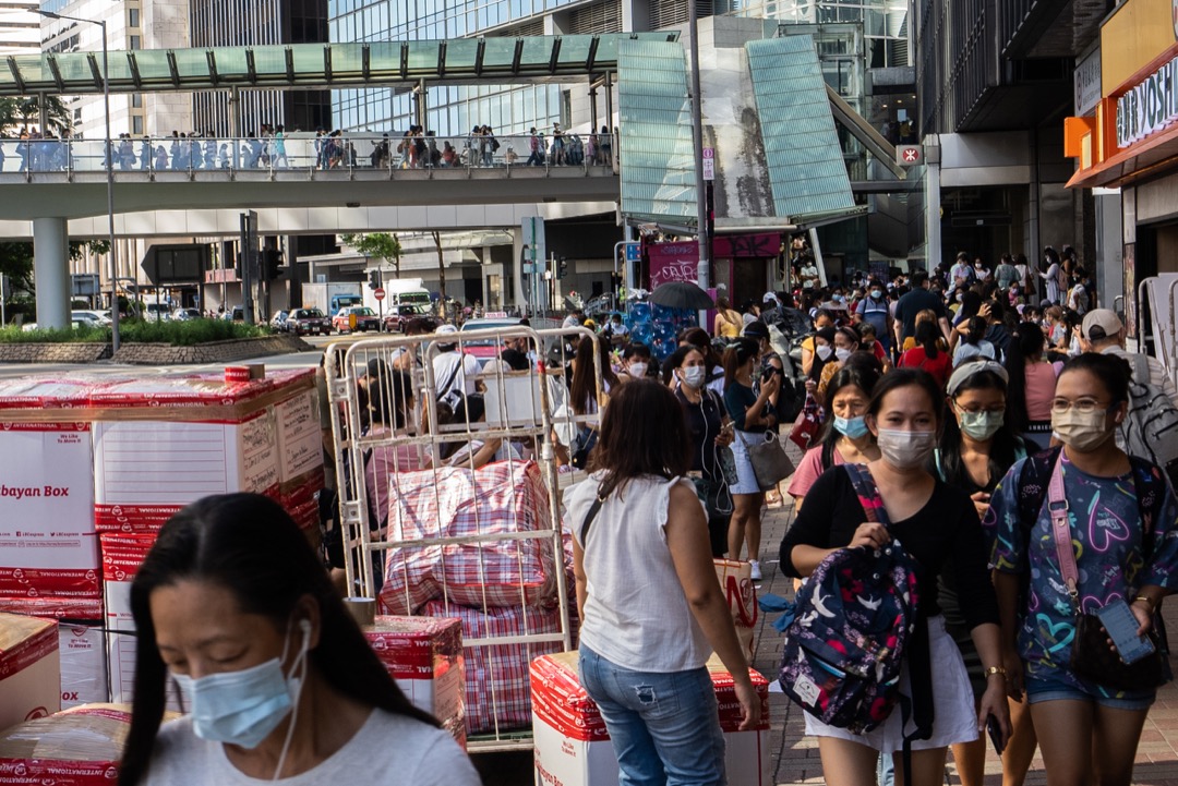 香港,每逢週日都會有移工中環的戶對戶海運服務公司安排寄件回家鄉,路旁擺滿預備海運的紙箱。