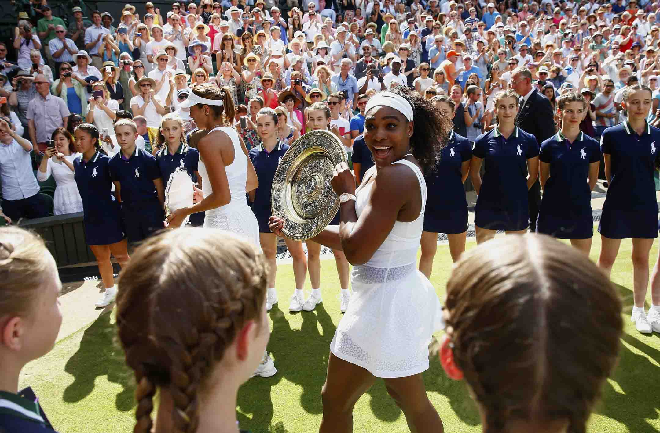 2015年7月11日,小威廉絲(Serena Williams) 奪得溫布頓網球公開賽冠軍後,捧起玫瑰露水盤離開球場 。