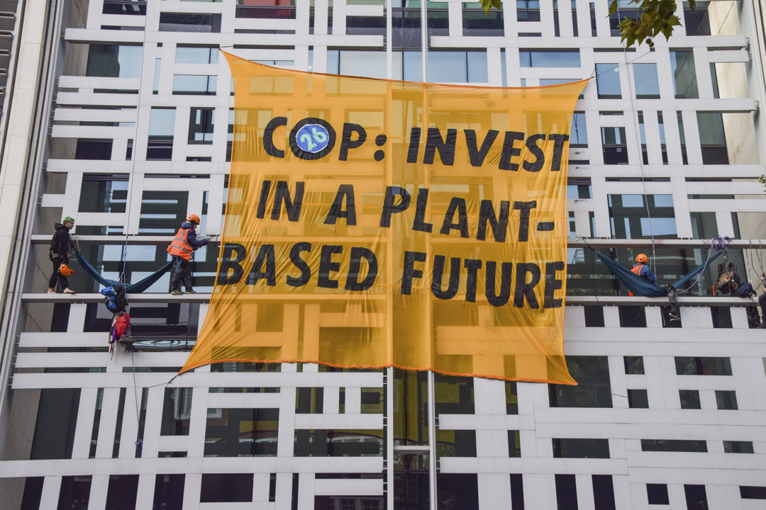 2021年10月26日，环保人士在 COP26（气候变化会议）举行期间示威，呼吁英国政府停止补贴肉类行业并投资以植物为基础的工业。