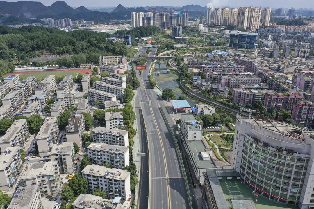 2022年9月5日,中國貴陽實施臨時靜態封控措拖,市內的空蕩街道鳥瞰圖。