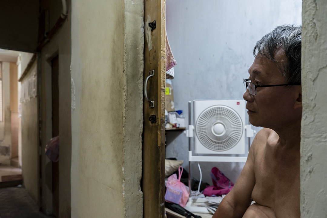 夏天的炎熱在無窗的板間房累積、加劇,但龔先生在這裡居住近10年,早已經對此「沒有什麼想法」。