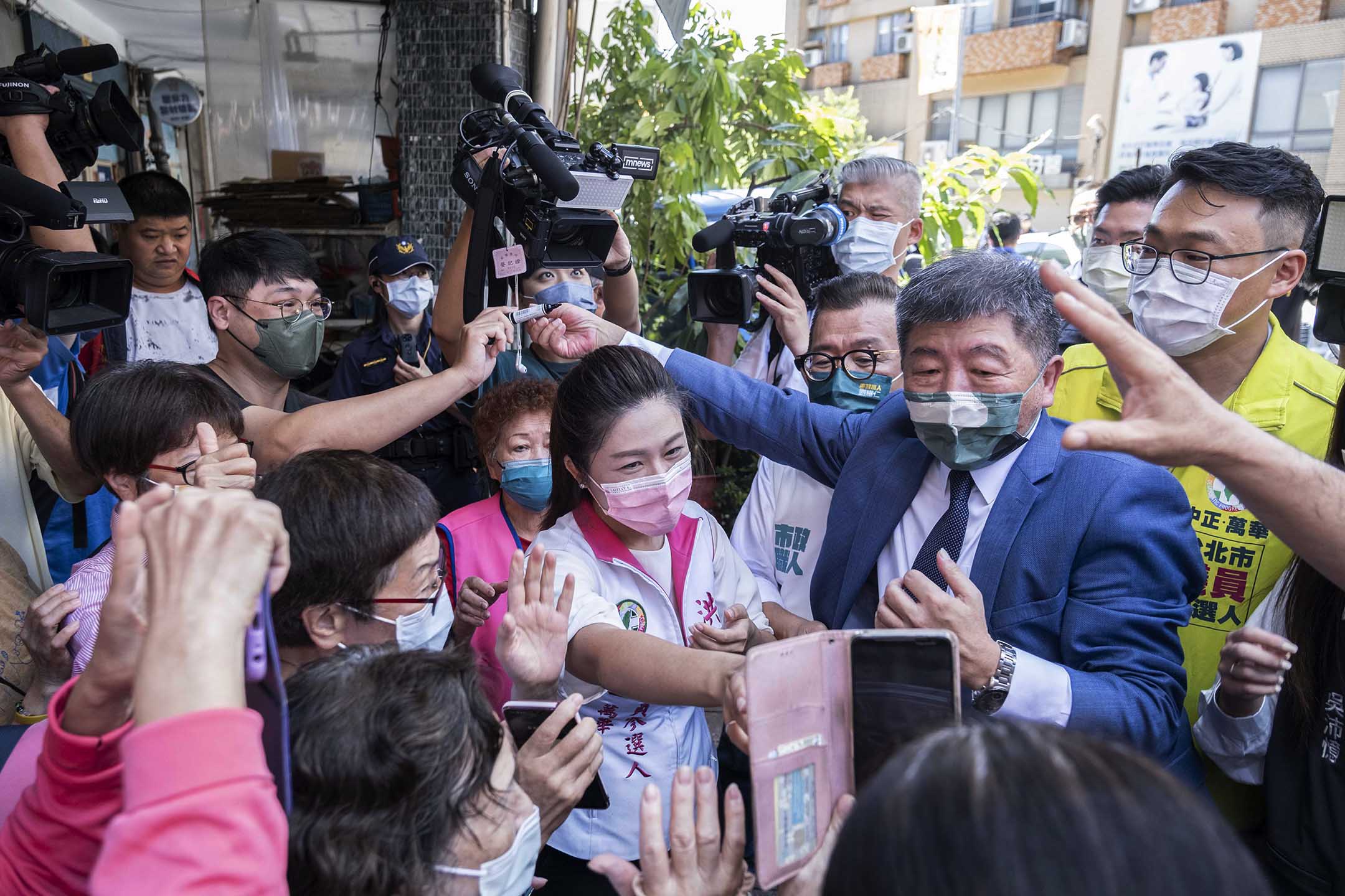 2022年9月26日,台北,台北市長候選人陳時中與支持者握手。