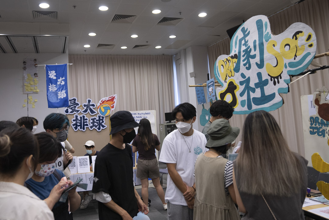2022年8月15日,浸大學生會舉辦一連兩天的新生註冊日,不同屬會擺放攤檔,以宣傳學會、迎新營和招攬會員。