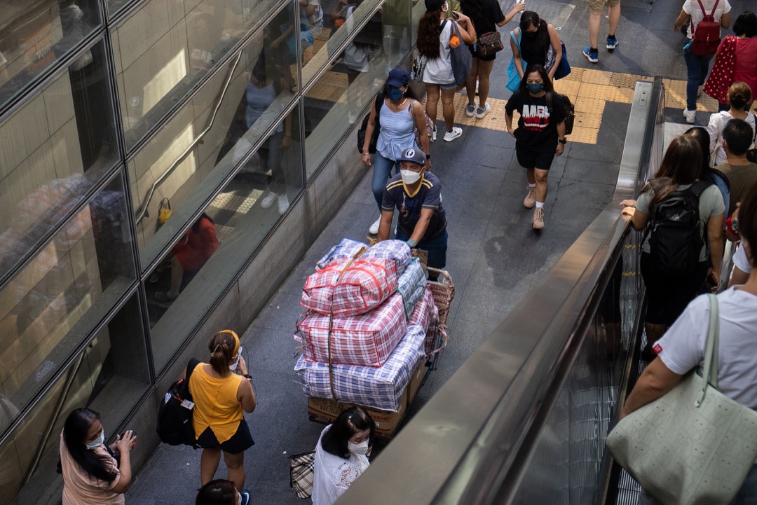 香港,一名男子在處理送往海運的物品。中環區有多家戶對戶海運服務,每逢週日,大批移工會到這裏寄日用品等物件回家鄉。