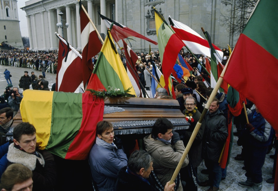 1991年1月16日,立陶宛首都维尔纽斯,市民为反对苏联军队占据电视塔的示威中被苏联军队杀害的示威者举殡。立陶宛在1990年3月宣布独立,但苏联军队直至1991年9月才撤离立陶宛。