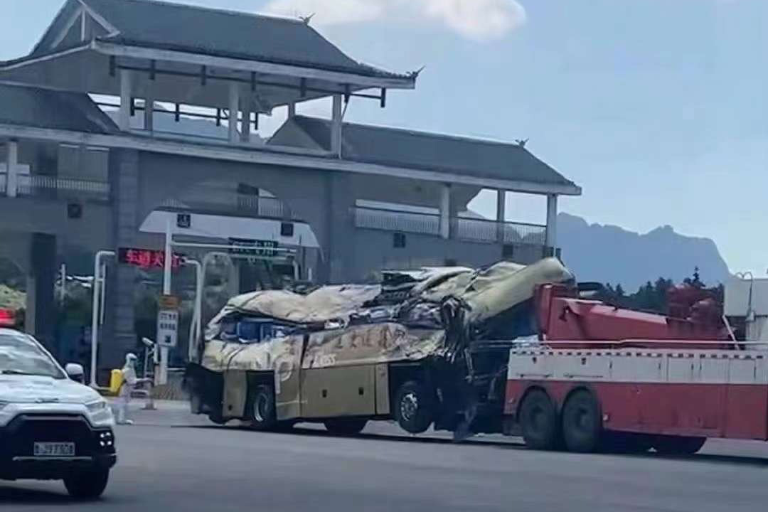 2022年9月18日,貴州黔南州發生嚴重交通意外,一輛載有47人的大巴行駛期間翻側,截至中午12時,事故已造成27人遇難。 圖為網上流傳的懷疑肇事大巴。
