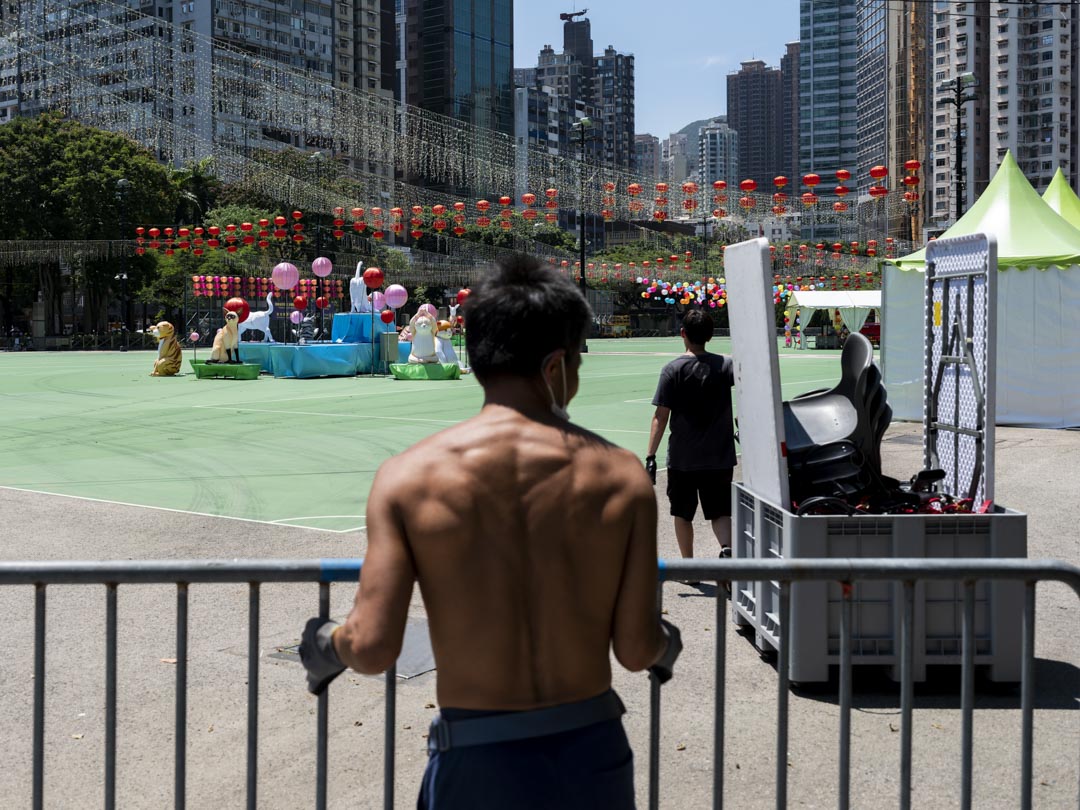 工人在維多利亞公園為即將舉行的中秋綵燈會佈置。