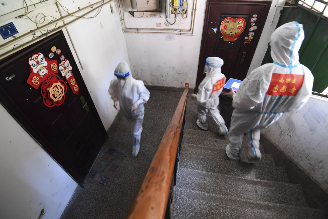 2022年9月7日,中國貴陽,工作人員於轄區內的樓梯上分發抗原檢測試劑。