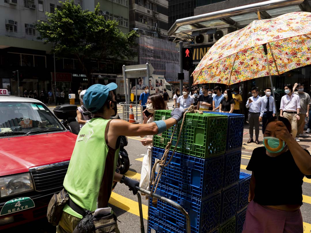 灣仔一個送水工人正在過馬路。