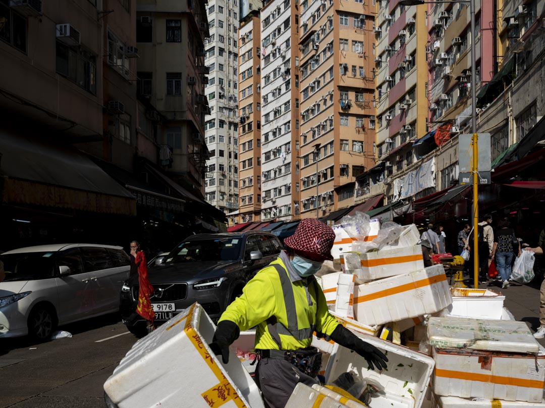 清潔工人在觀塘的街市外清理垃圾。