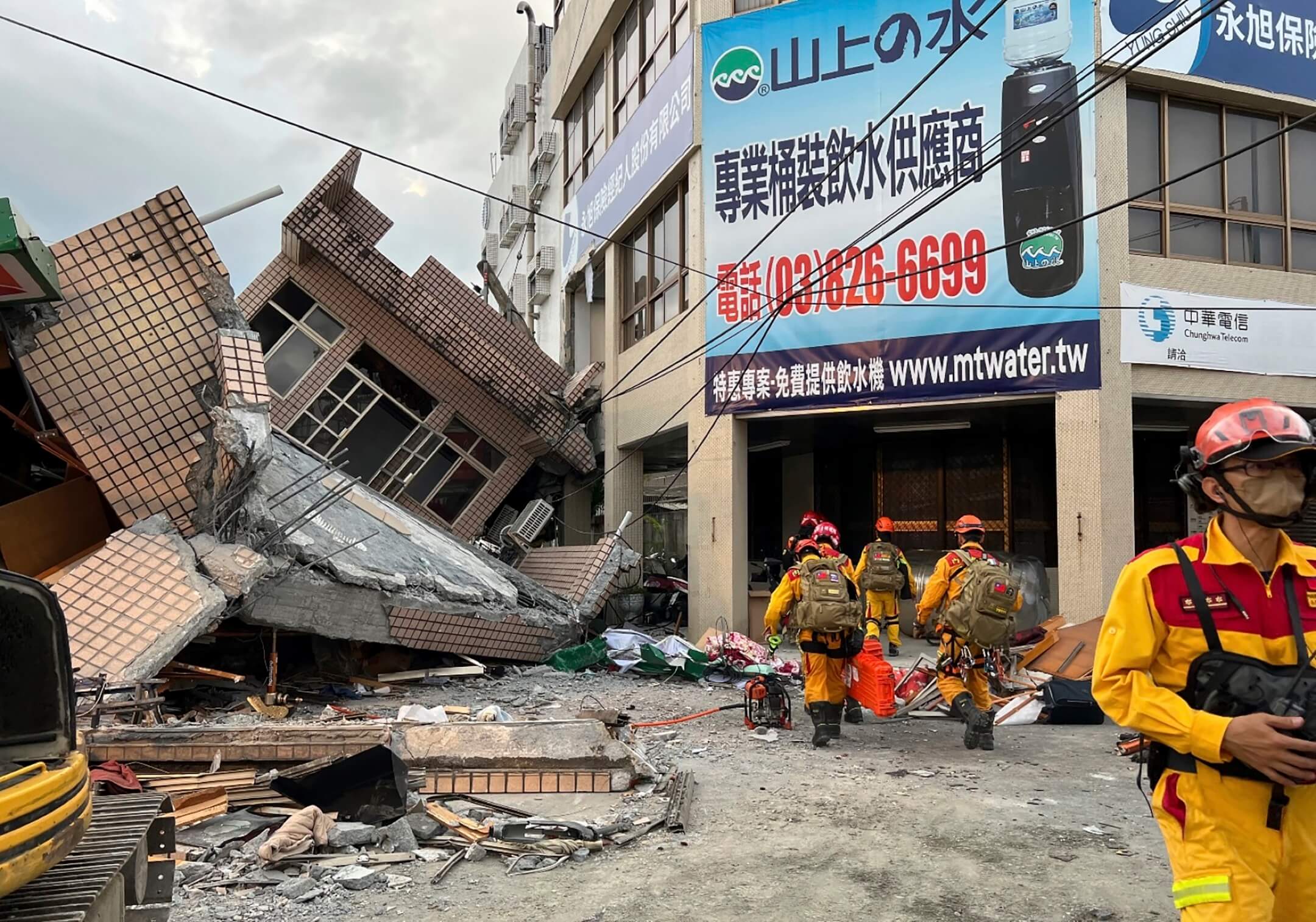 2022年9月18日,台灣東部花蓮縣玉里市發生地震,有建築物倒塌,救援人員在現場進行搜救。