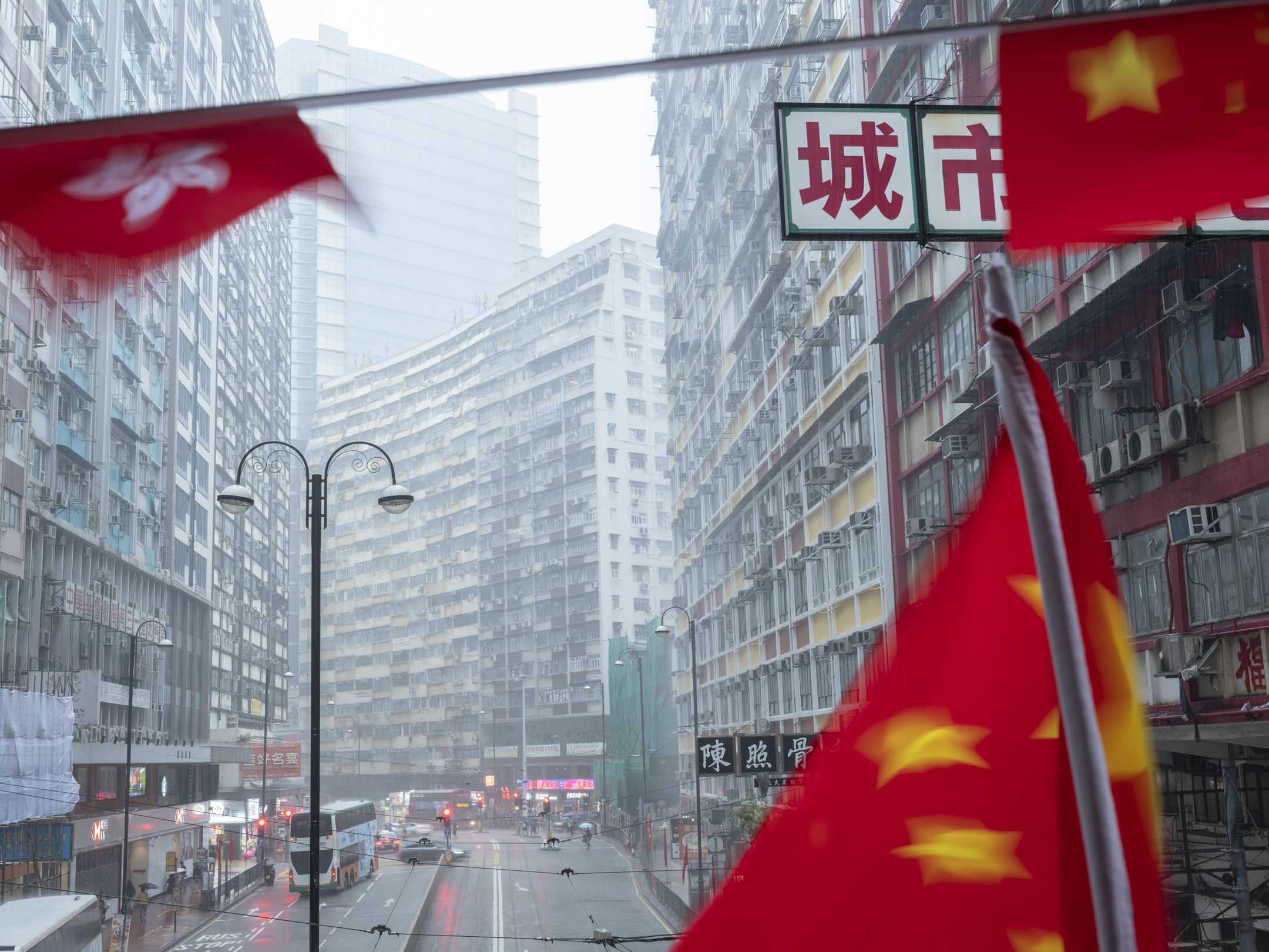 2022年9月30日,中华人民共和国成立七十三周年前夕,香港不少地区都一片红色旗海,大红星红旗与小特区区旗相伴悬挂,北角英皇道的国旗亦在雨中飘扬。