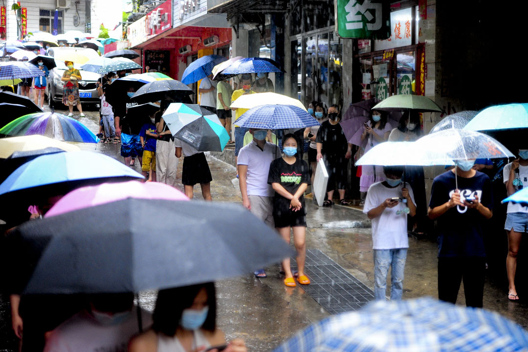 2022年8月8日,海南省三亞市,居民冒雨排隊接受核酸檢測。