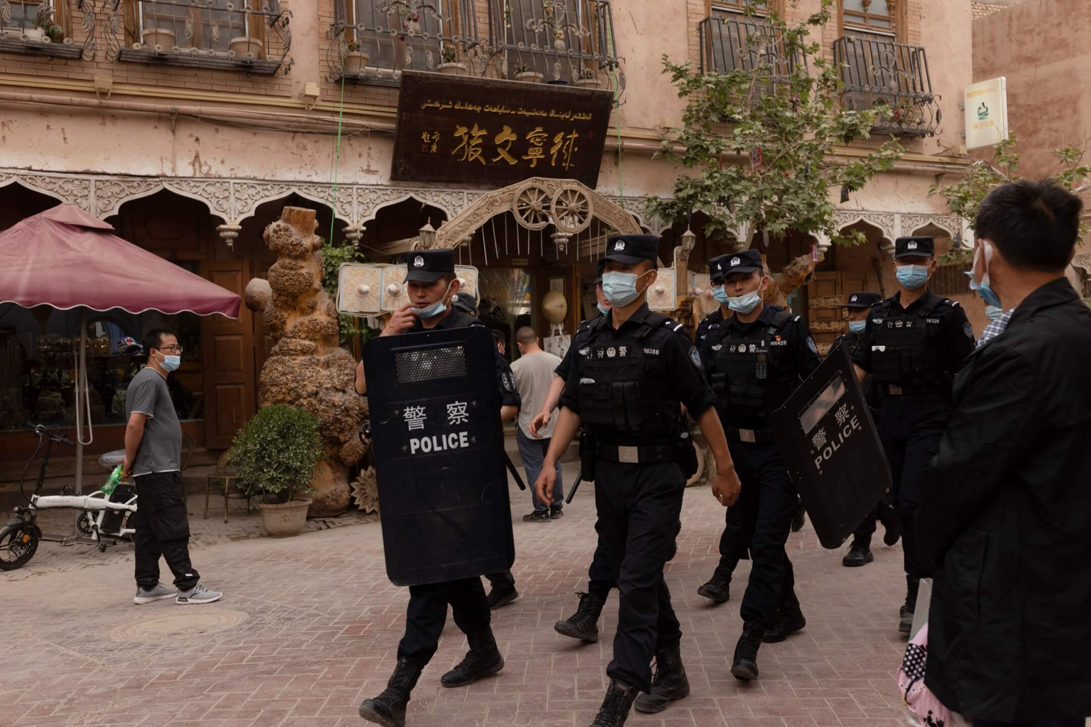 2021年5月4日，新疆喀什市，一批持盾的警員在市內巡邏。攝：Thomas Peter/Reuters/達志影像