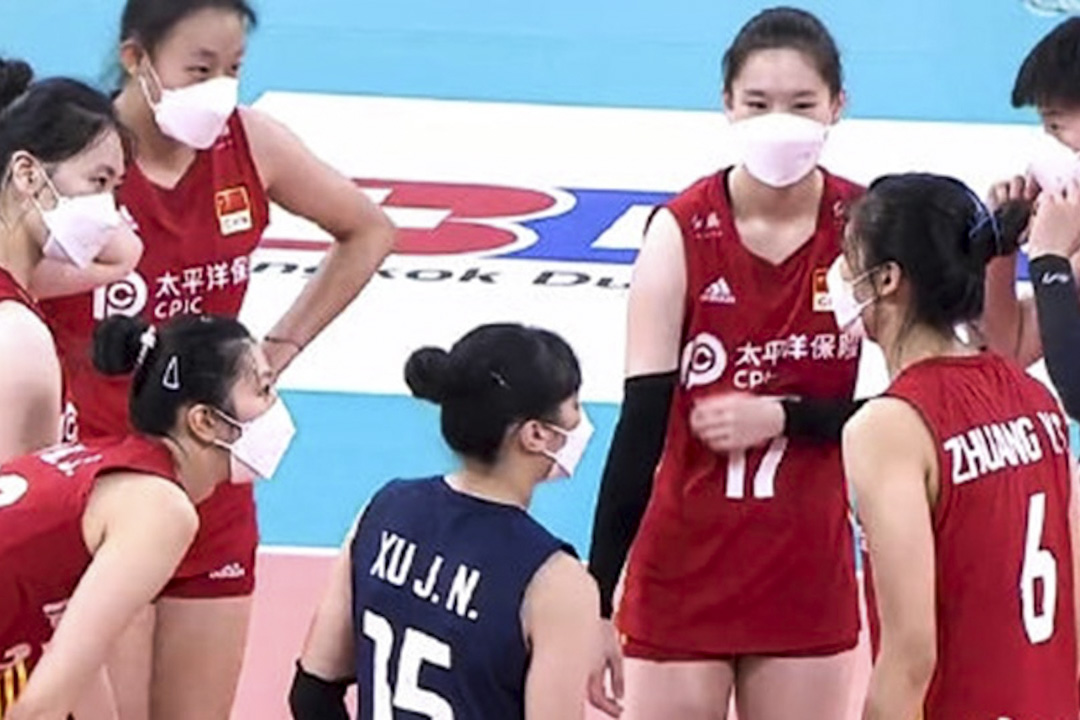 2022年8月25日,中國女子排球隊在2022年亞洲杯小組賽對伊朗隊的比賽中戴著口罩。