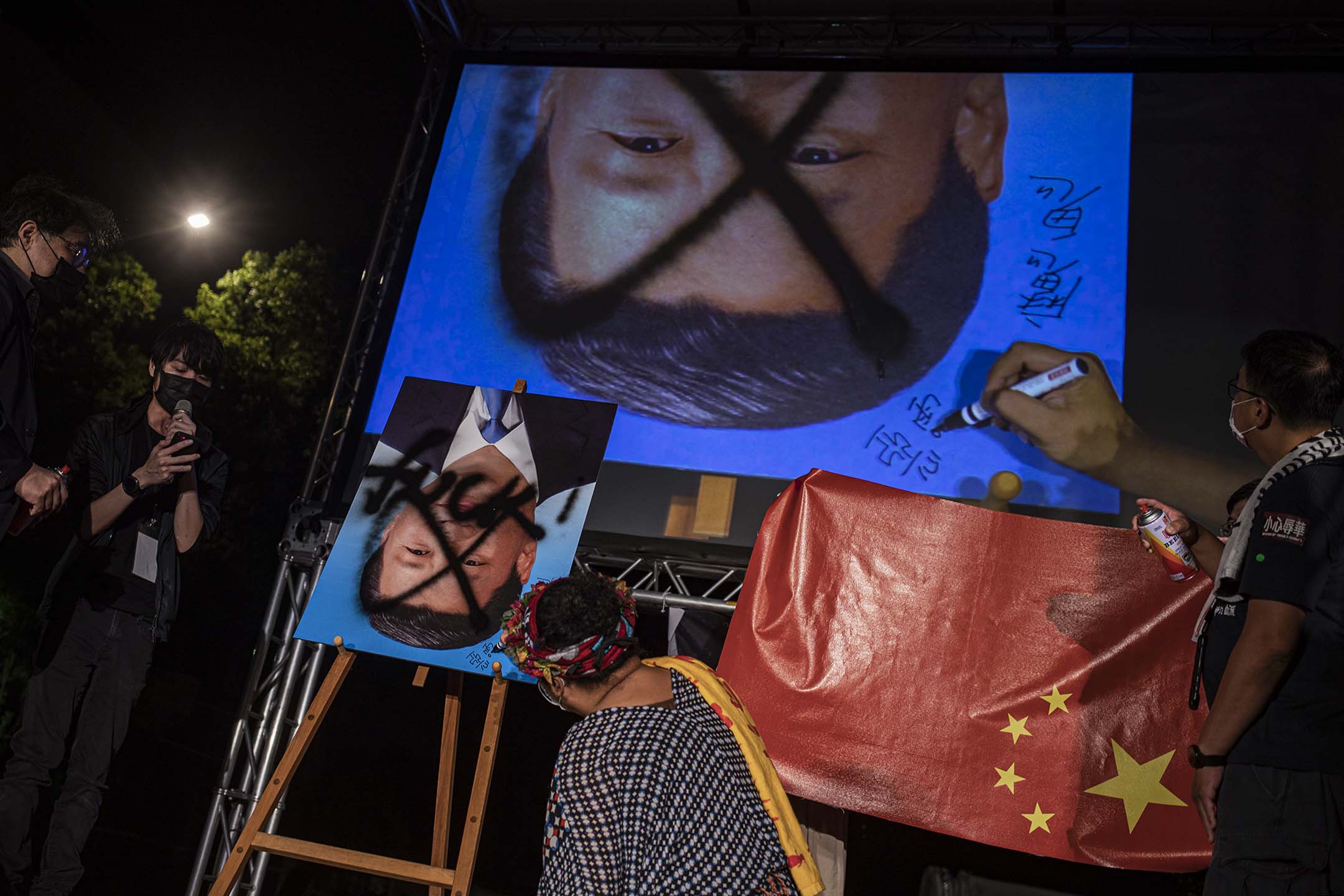 2021年10月1日,台北,中国国庆期间,有团体举行举办“抗中反压迫、团结撑人权”晚会。