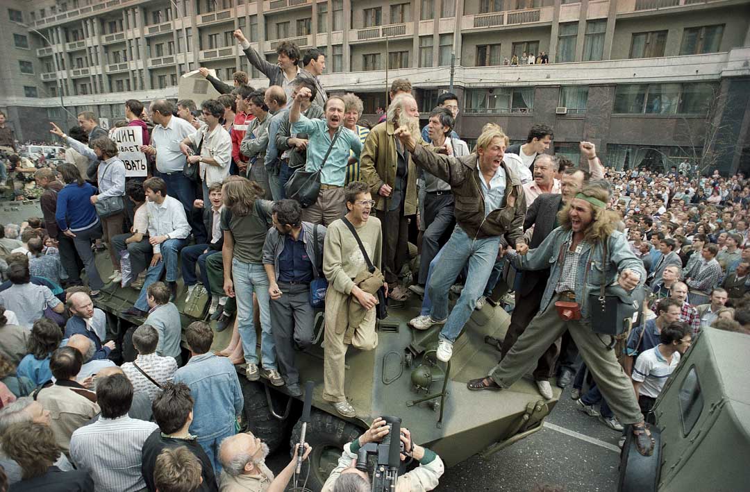1991年8月19日,一些人爬上裝甲車並試圖阻止其在莫斯科市中心紅場附近前進。