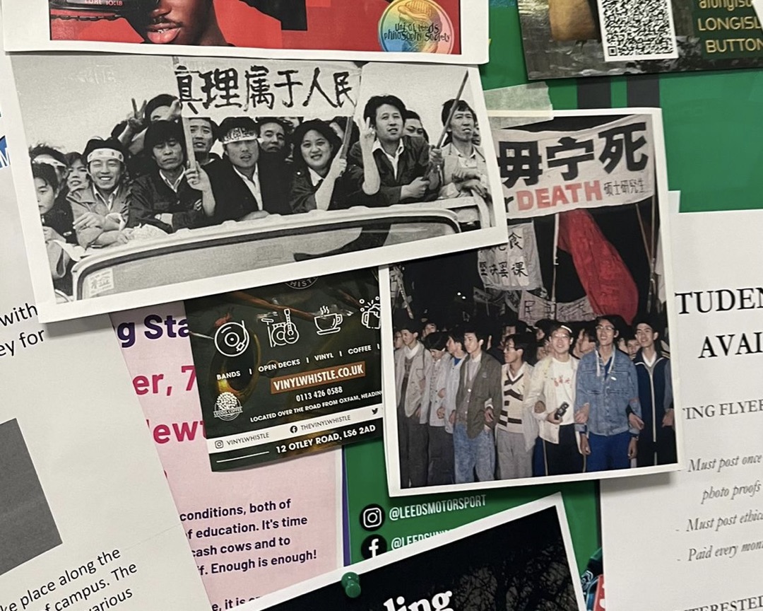 Alex在學校公告欄看到「真理屬於人民」的照片。
