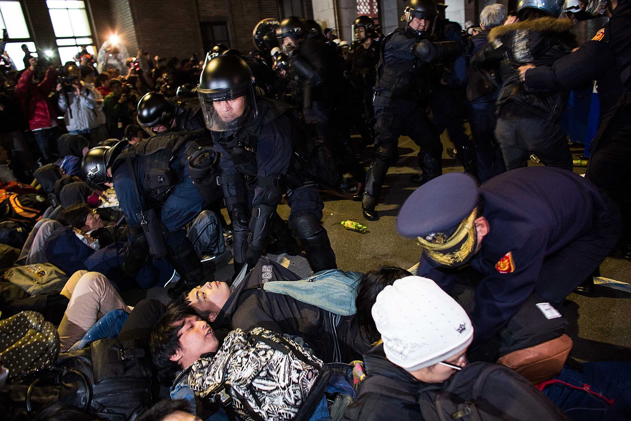 2014年3月24日,台北,太陽花學運期間,防暴警察與行政院外的示威者發生衝突。