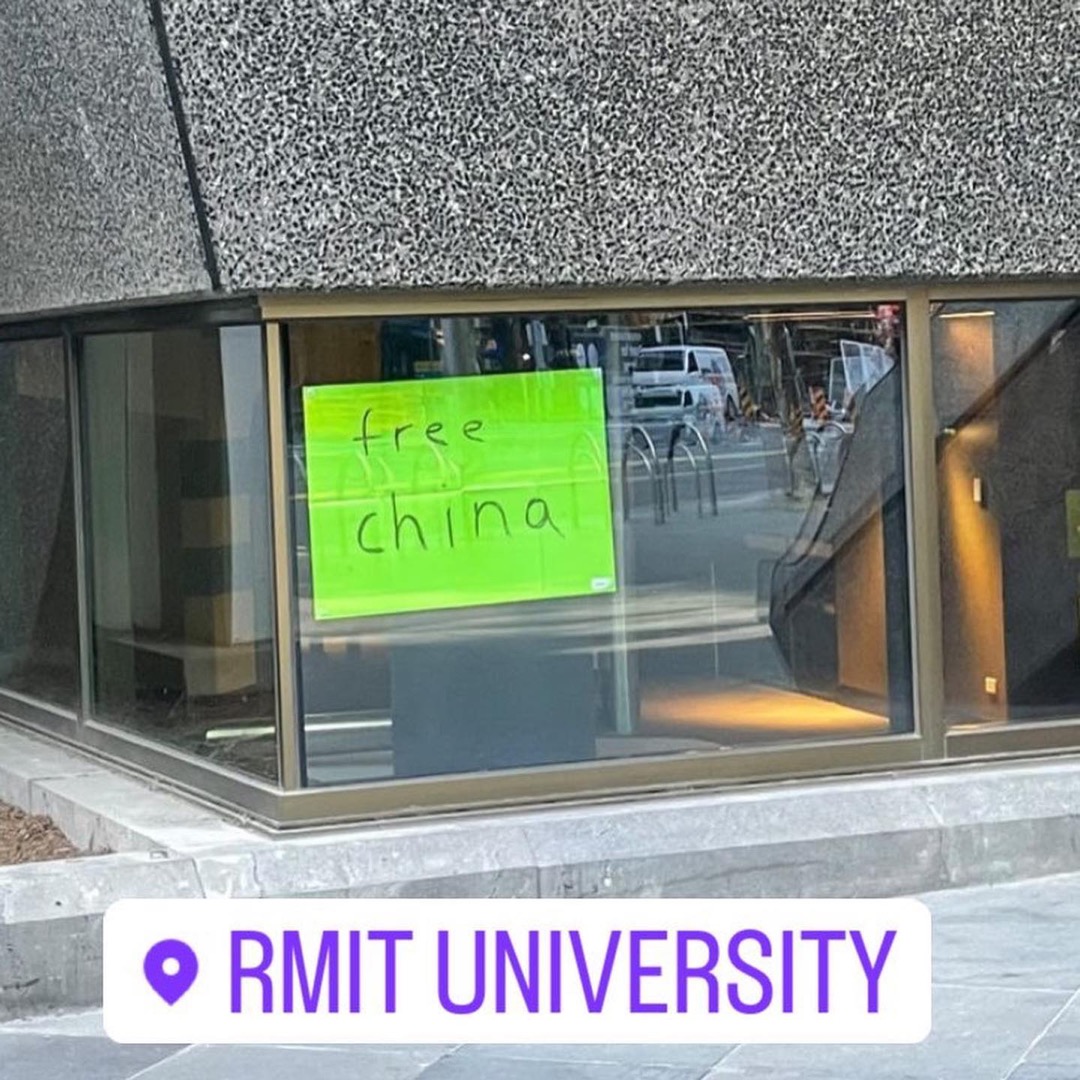 Instagram上轉發來自不同地方的留學生在校內張貼的海報。